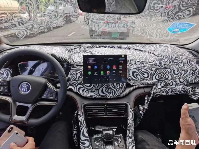 『丰田皇冠』比亚迪宋Plus燃油版实车现身，外观依然抢眼，轴距2765mm，配1.5T