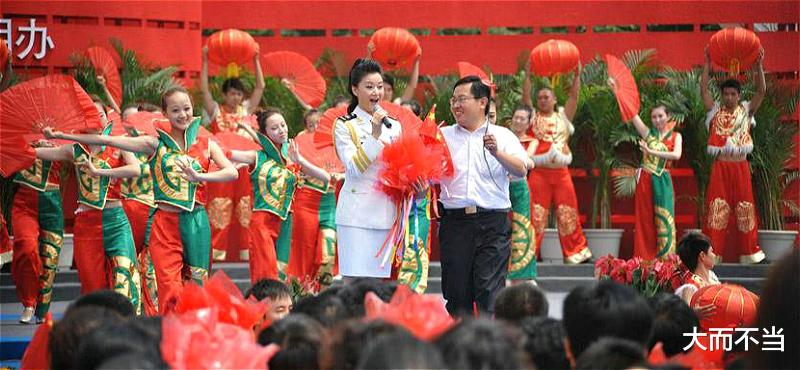 成龙|9年前因熊抱宋祖英被拘留免职,3年后仍心有余悸:我什么都没说!