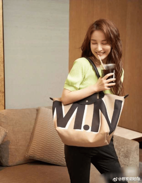 [穿衣搭配]有种蜕变叫吴昕的穿搭和发型，《快本》上跳开场舞的她，真的很美