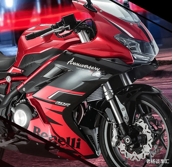 贝纳利|贝纳利中量级仿赛，300双缸水冷引擎26kW，前后4活塞卡钳配ABS
