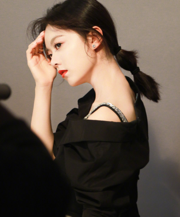 「赵今麦」赵今麦双手挡脸拍照，我却被她的手指甲吸引，这美甲款式真绝了