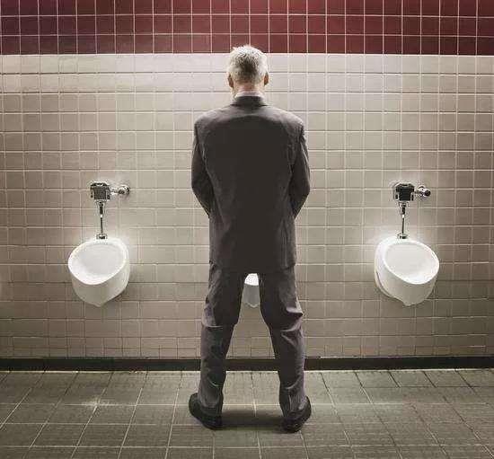 医院|男人早起后“第一次小便”，若有3个特征，恭喜了，肾脏还年轻