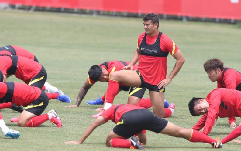 [李铁]国足仅2人锁定主力！李铁这一细节露端倪，17天集训挖到宝贝