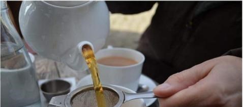 求职|面试官:你有5杯水,却来了6位领导,咋办?高情商求职者被录取