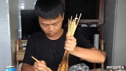 【羊肉串】小伙子花200元买了500根羊肉串，想称一下羊肉重量，结果心太凉了