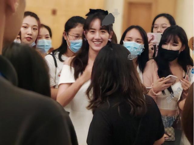 袁冰妍|袁冰妍真人长啥样？离开了百万精修和粉丝同框，这真的是28岁？