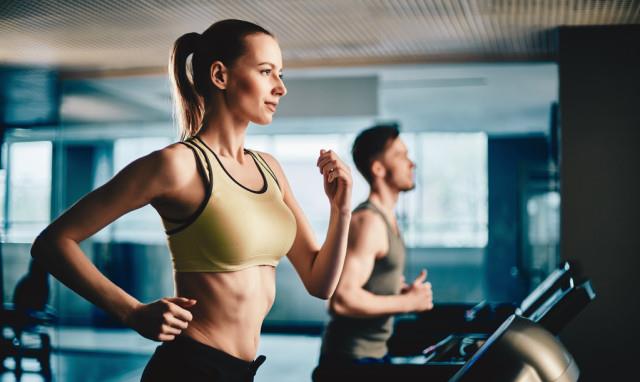『饮食』女性在发胖前，一般会有3种表现，不想发胖，务必要坚持2件事
