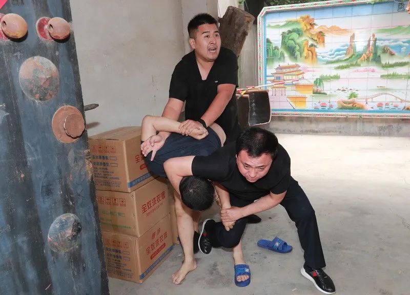 琅琊新闻网|惊心动魄！临沂警方持枪抓捕！现场视频曝光……