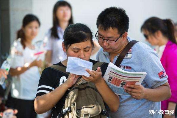 大学|考生顺利考上二本大学，看到学费清单，父母左右为难