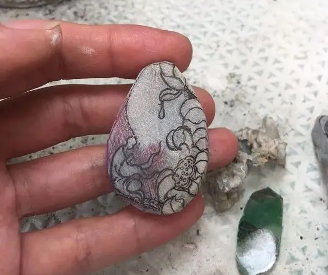 苏富比|5000拿下的莫西沙翡翠原石，巧色巧雕后竟然这么好看！