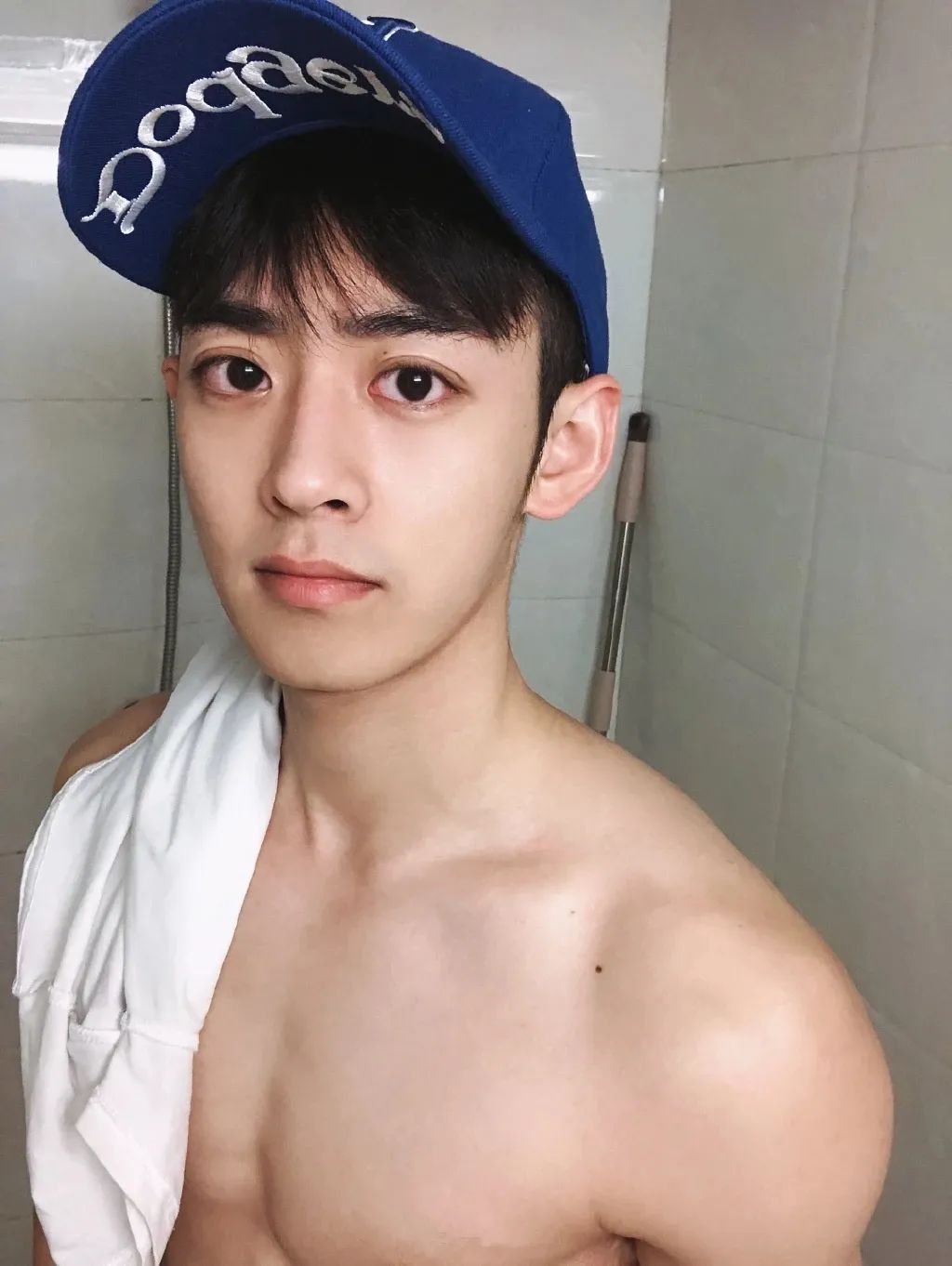 舔屏|青春阳光的小鲜肉身高180，六块腹肌引发网友疯狂舔屏