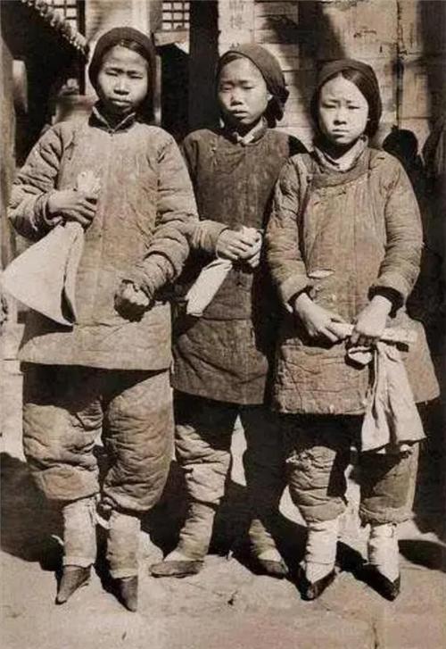 老照片|晚清百姓生活老照片，地主小老婆确实漂亮，抽鸦片的女子打扮时髦