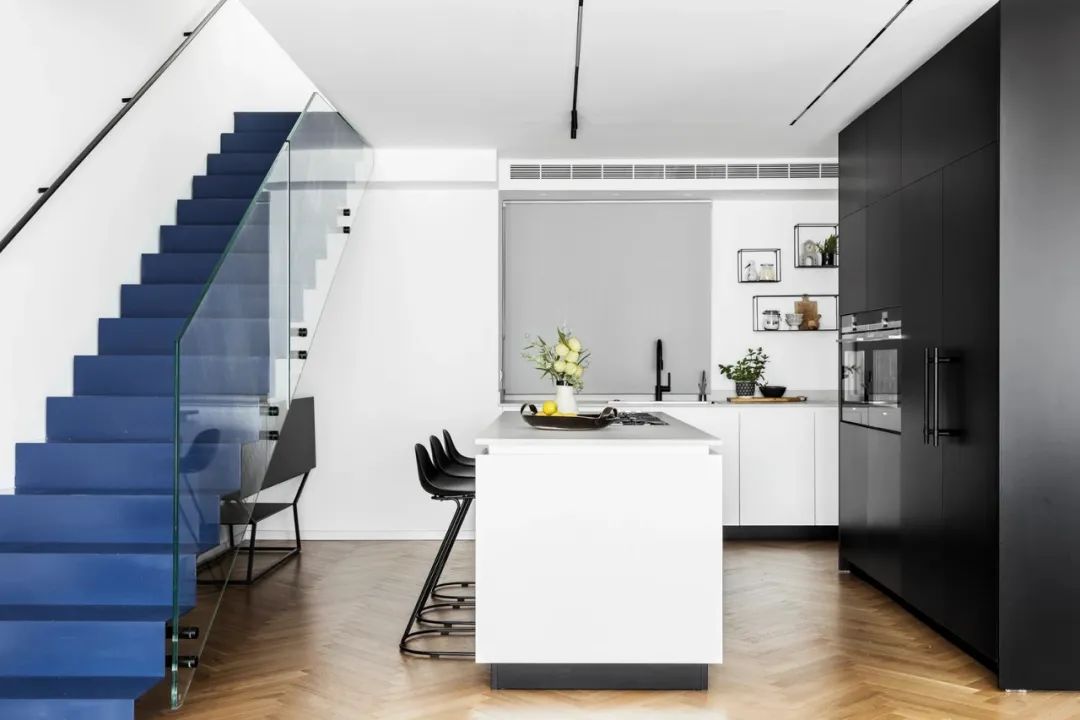 「」经典黑白+时尚跳色，时尚家居空间，看设计师如何玩出高级感！