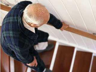 疾病▲60岁上了年纪，腿沉无力走路迈不动，要考虑什么原因？