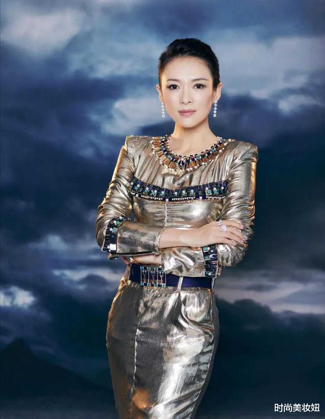 穿衣搭配|章子怡海边度假美翻了,金色丝巾配复古风发带,高级优雅又时尚