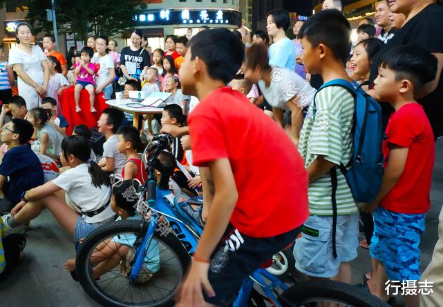 长沙|长沙街头市民围得水泄不通,里三层外三层,挤进去一看好“怀念”