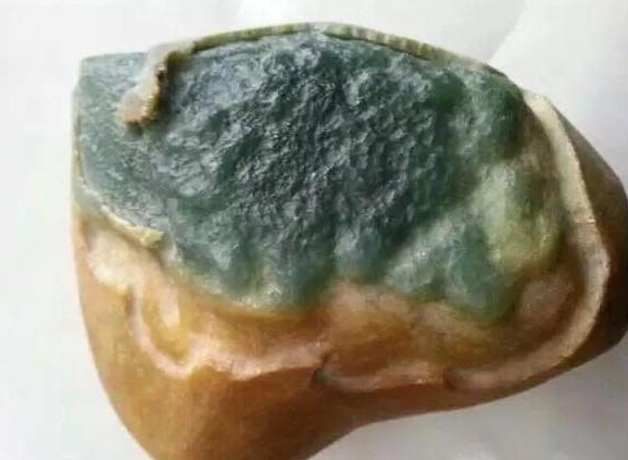 『翡翠』一块丑陋的翡翠原石，摇身一变成了天蝎子，致敬手艺人