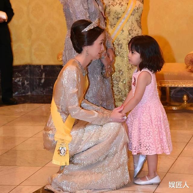 馬來西亞9歲小公主擺“臭臉”，王後媽媽蹲下溫柔教導，奶兇奶萌-圖6