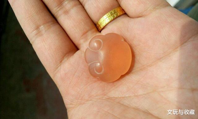 『小叶紫檀』有种文玩叫“青鱼石”，虽是鱼骨但打磨出来却比玉石还温润漂亮