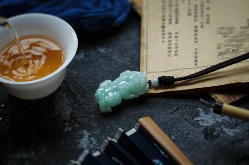 [翡翠]适合五十岁以上中老年男士的翡翠有哪些，这些物美价廉的款别错过