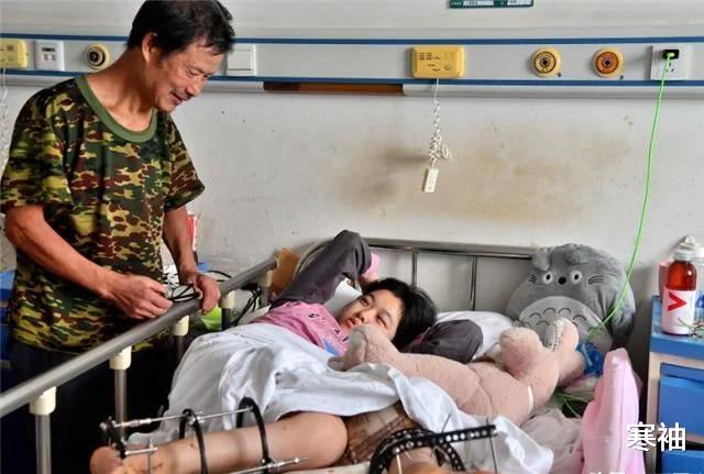 寒袖|老人垃圾堆捡一弃婴，16年辛苦抚养成婀娜少女，如今家中噩耗不断