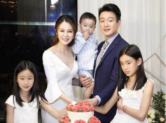 姐弟恋|他娶了自己的女老师,8年生下3个孩子,如今39岁成这样!