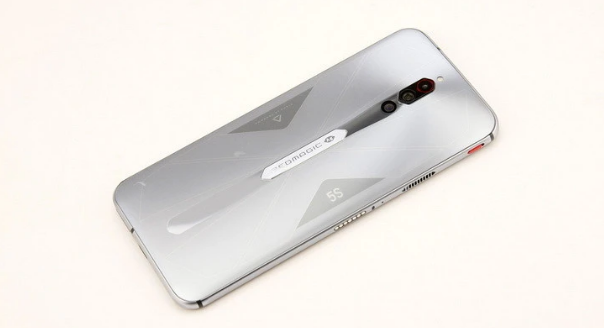 5G|击败黑鲨、拯救者！最流畅的5G新机诞生，游戏手机中的颜值担当