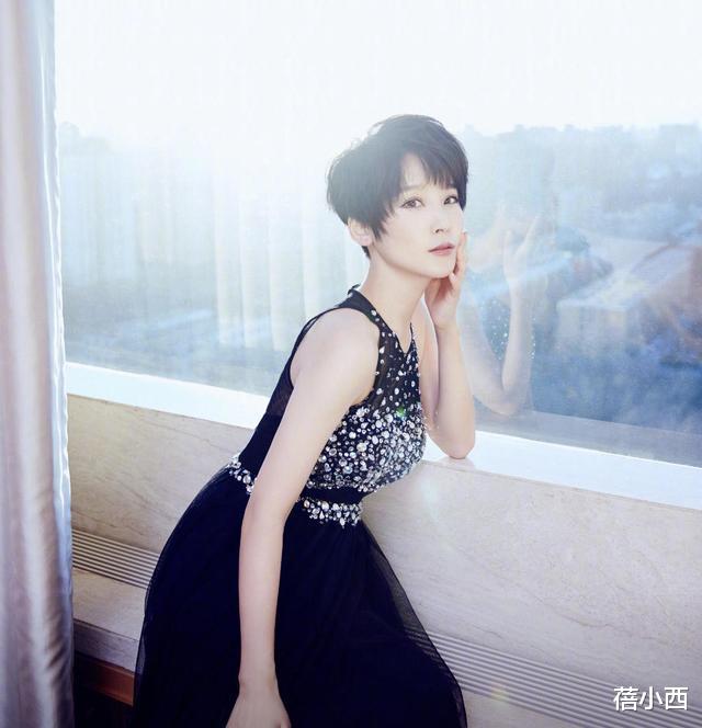 [空气刘海]谢楠真给吴京“长脸”，穿黑色上衣配纱裙，标志性短发太有质感