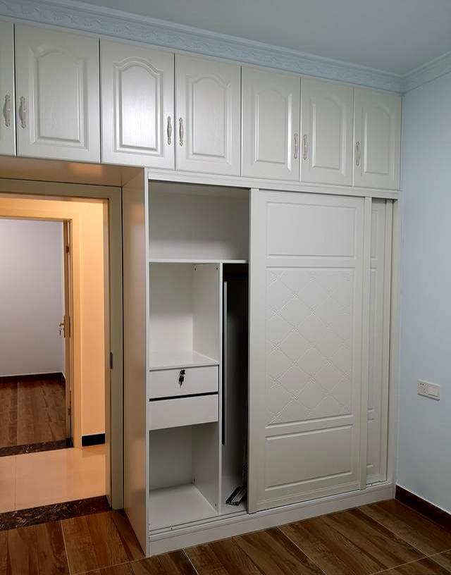 「」墙面不贴瓷砖，老婆坚持在新家打满柜子，这也太抢眼了吧