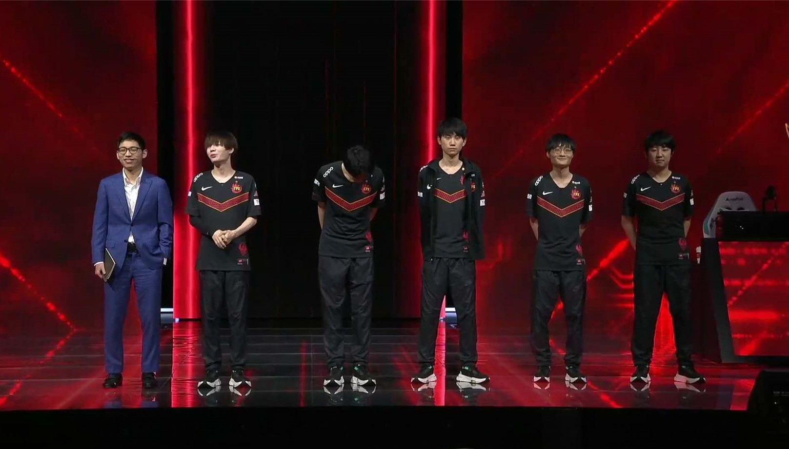 「fpx战队」FPX翻盘RNG，UZI直播间怒拍桌子，UZI泪目：RNG下路站起来了