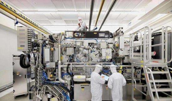 中芯国际|ASML宣布消息，中芯国际喜从天降，比尔盖茨是没骗人