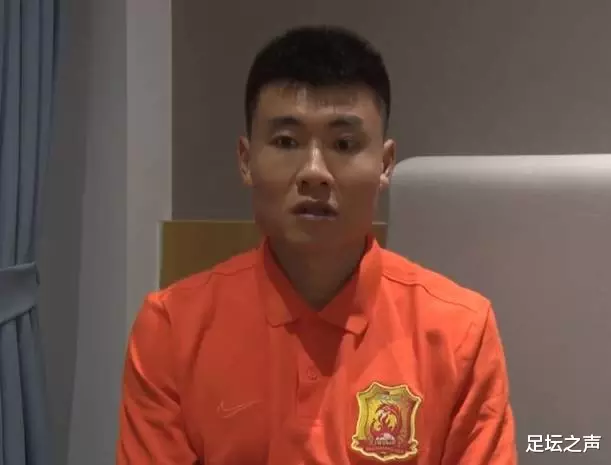 武汉卓尔|武汉卓尔国脚前锋连连吐饼，这场比赛输了他难辞其咎！