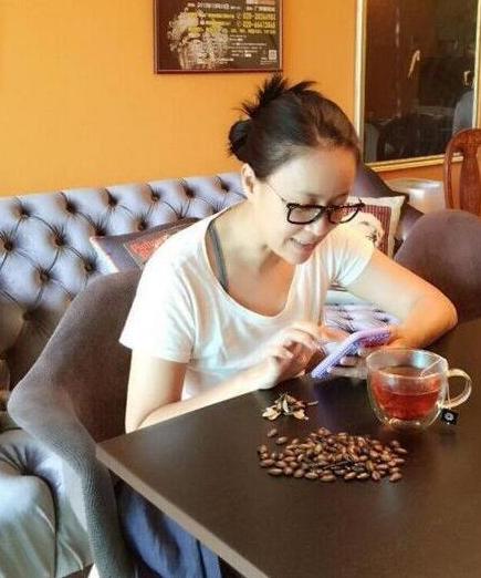 |参观那英在北京的豪宅,邻居都是欧式别墅,她家房子却像个土碉堡