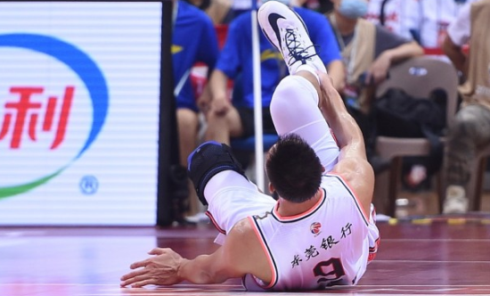 5G|心痛！易建联真是跟腱断裂，苏群连发痛哭表情，中国男篮遭重创