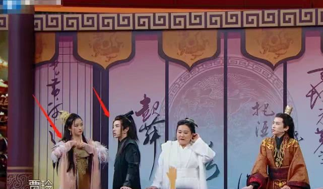 #关晓彤#关晓彤随手整理衣服，谁注意到花花下意识反应？网友：男人也有怕的时候