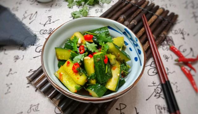 「馒头」凉拌黄瓜有诀窍，学会2点窍门，爽脆可口5分钟入味