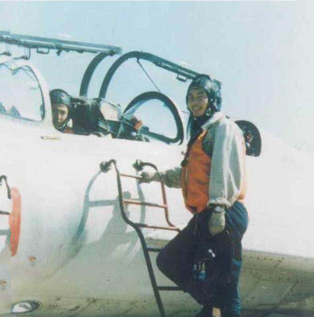 王伟|19年前王伟跳伞失踪,10万军民出动也没找到他,多年后才明白原因