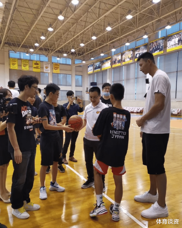 「易建联」独臂少年参观宏远！和易建联合影，要和徐杰单挑，球迷：签个短约吧