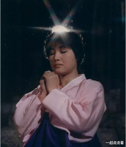 巩俐|她年轻时与巩俐“共用一张脸”，衰老后却惨不忍睹，与4吨垃圾为伴