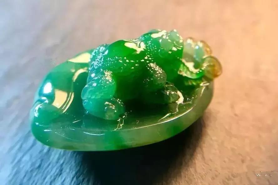 翡翠▲巡逻保安大叔巧遇翡翠原石，开窗黄加绿，成品让保安大叔往后衣锦无忧！