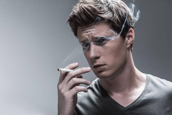 咳嗽|吸烟是如何毁掉一个男人的？当身体发出明显信号，求你别再抽了！