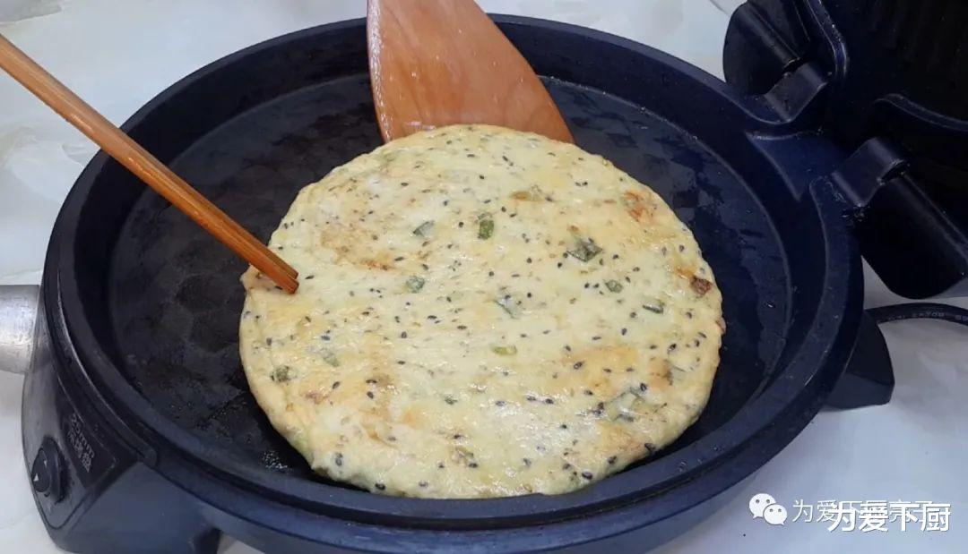鸡蛋饼@芝麻鸡蛋这样做，撒1把葱花，比鸡蛋饼都好吃，出锅孩子抢着吃