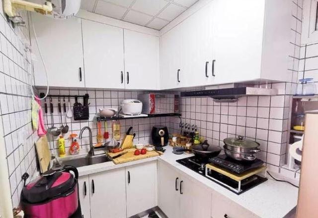 |40㎡的小家，沙发还要挨着鞋柜放，却能装出两房一厅，超实用