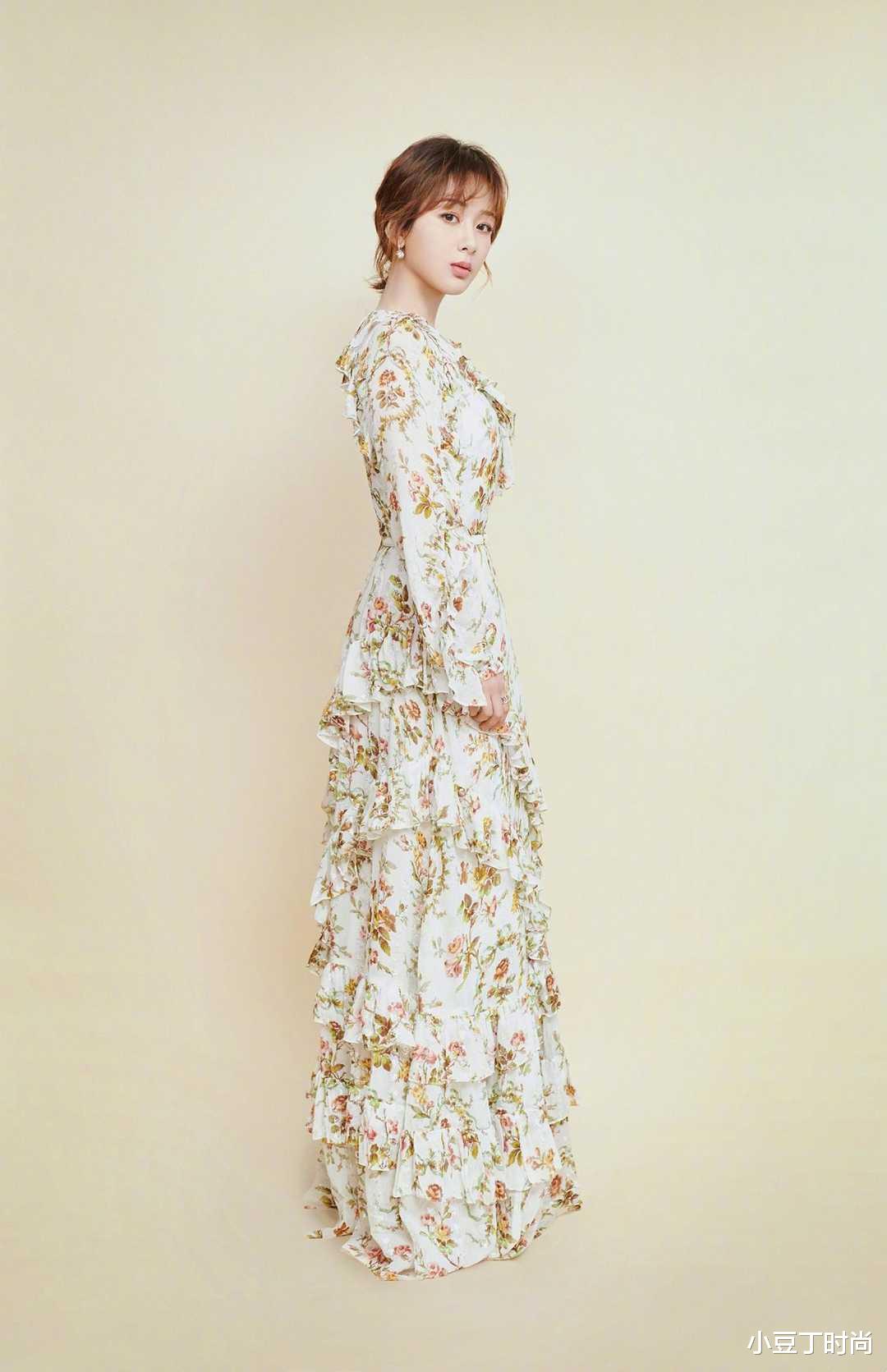 连衣裙|白百何瘦下来真会穿，高领碎花连衣裙配高马尾，气质高级大气