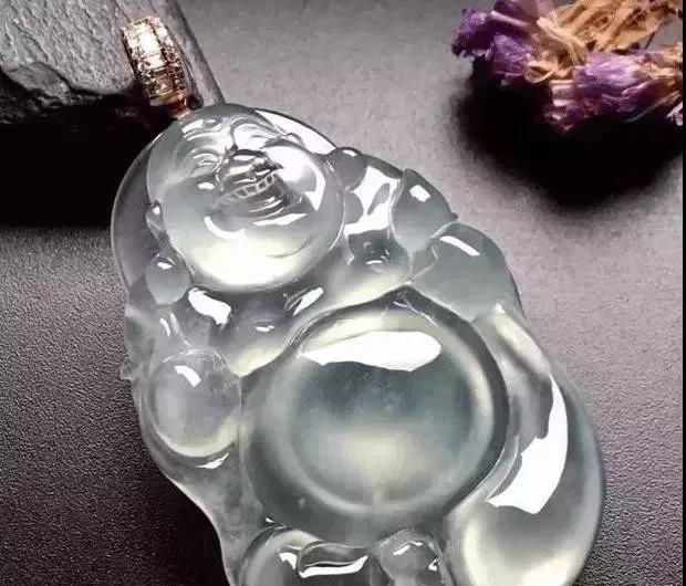 翡翠|莫西沙的鳄鱼皮原石切出高冰翡翠，胶感十足！