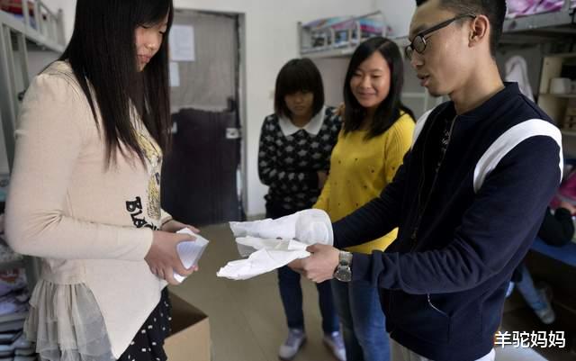 宿舍|大学宿舍“防推销标语”走红，宿舍阿姨查寝快笑岔气，网友：人才