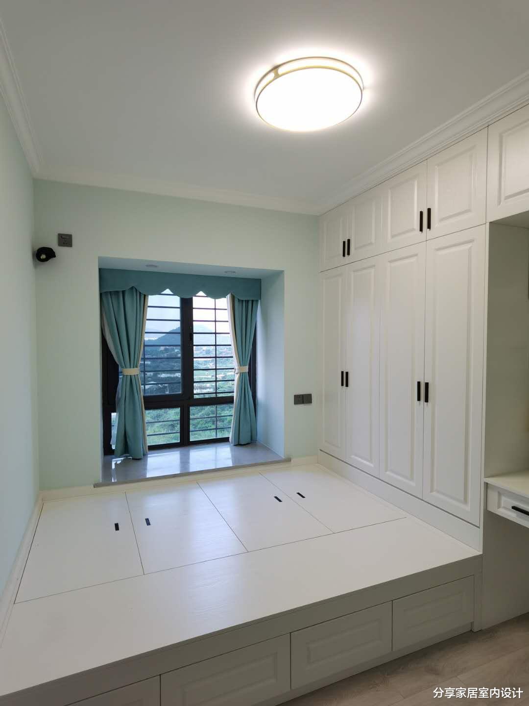 |她家装修轻奢风格，全屋花了40万，很漂亮，最满意飘窗改柜子！