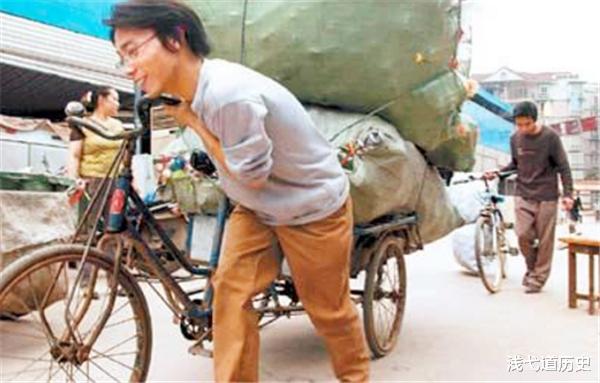 大学|他每月50元生活费，饿了喝自来水，高考成绩出来后，奶奶落泪了