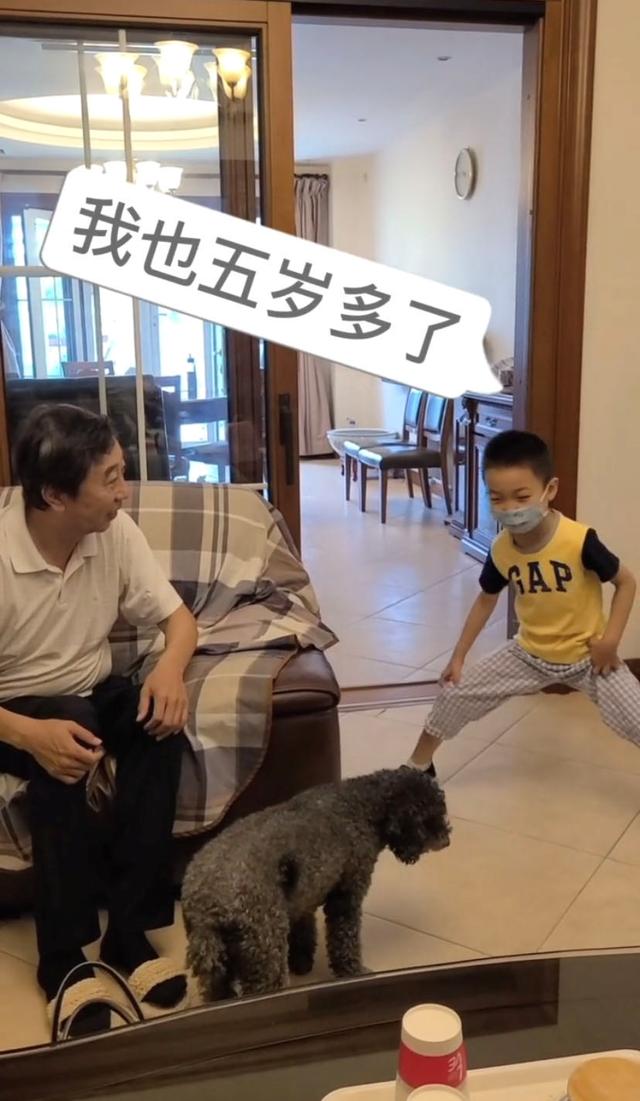 |冯巩和5岁孙子同框露面，私宅内景装修俭朴，被指还不如网红