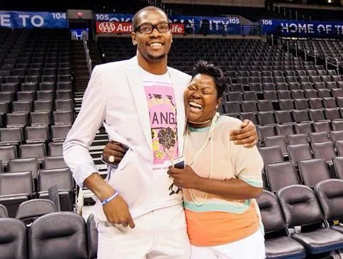 凯文·杜兰特@小时候买不起球鞋，还被迫穿女鞋，打进NBA后要求签名鞋必须便宜